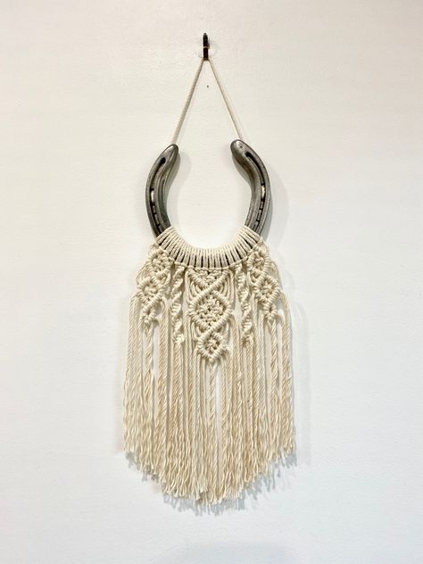 Macrame Horseshoe Tutorial, Horseshoe Macrame Wall Hanging, Macrame Horseshoe, Horseshoe Macrame, Horseshoe Crafts Diy, Horse Shoe Ideas, Wall Macrame, Handmade Leather Jewelry, Diy Horse