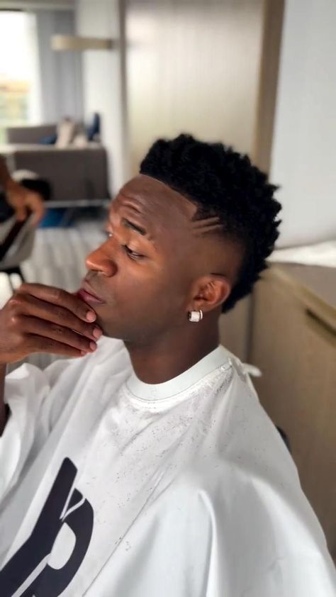 Afro Fade Haircut, Real Mardid, Brazil Players, Real Madrid Pictures, Afro Fade, Mohawk Hairstyles Men, Pink Wallpaper Hello Kitty, Hair Unit, Cool Mens Haircuts