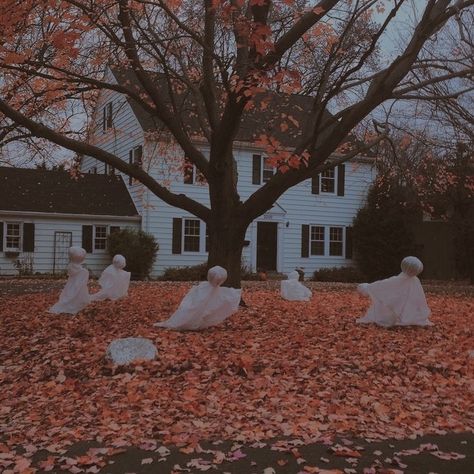 Halloween Aesthetic Spooky, Scary Cosplay, Pumpkin Makeup, Aesthetic Spooky, Spooky October, Art Pumpkin, October Art, Orange Candle, Snow Photography