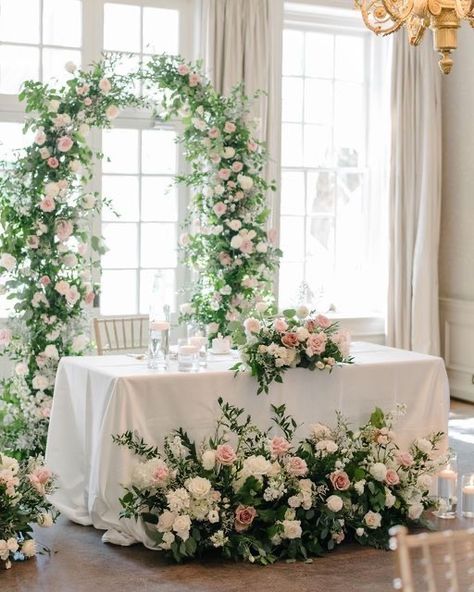 Sweetheart Table Wedding Backdrop Floral Design, Floral Arch Head Table, Head Table Arch Backdrop, Garden Wedding Head Table, Arch Behind Sweetheart Table, Wedding Head Table Backdrop, Wedding Head Table Decor, Event Moodboard, Head Table Flowers