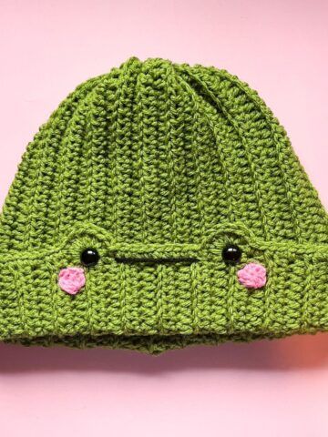 Flamingo Hat Crochet, Duck Beanie Crochet, Strawberry Bag Pattern, Crochet Duck Hat, Duck Hat Crochet, Crocheted Duck Bucket Hat, Crochet Hat Strawberry, Crochet Duck With Frog Hat, Crochet Strawberry Bag