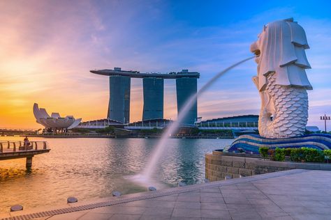 Vibrant and diverse, Singapore is a fascinating country full of lively local cultures and rich history - 3 day itinerary to explore Singapore Merlion Singapore, Statue Fountain, Universal Studios Singapore, Singapore Photos, Singapore City, Canada Road Trip, Singapore Travel, Tourist Spots, Tourist Places