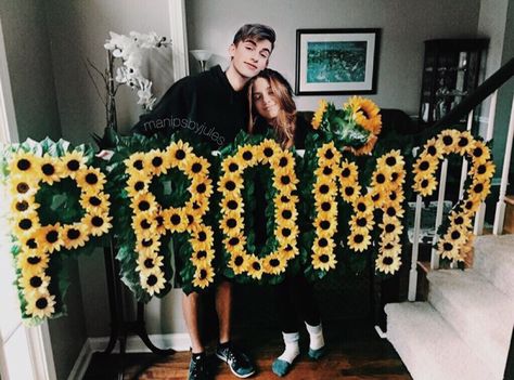 Best Prom Proposals, Creative Prom Proposal Ideas, Cute Hoco Proposals, Cute Promposals, Prom Pictures Group, Country Prom, Funny Prom, Prom Proposals, Cute Homecoming Proposals