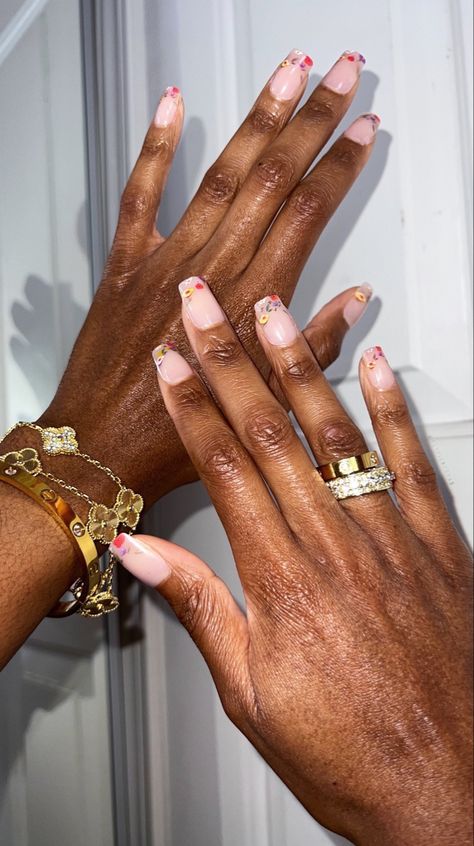 Short neutral nails with a flower french tip nail design on a black women wearing gold jewelry. Press on nails. Flower French Tip Nails, Floral French Tip, Nude Press On Nails, Matted Nails, French Tip Design, French Tip Nail Designs, Fantasy Nails, Shaped Nails, Neutral Nails