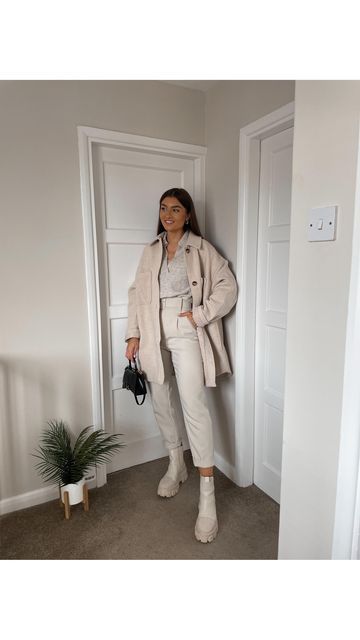 Cream Chunky Boots Outfit, Chunky Boots Outfit Winter, Cream Boots Outfit, Chunky Boots Outfit, Coat Styling, Simple Ootd, Office Work Wear, Cream Boots, Winter Boots Outfits