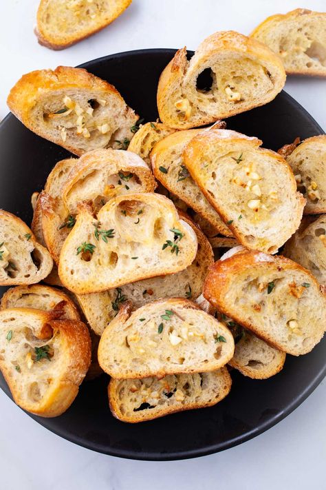 Easy Garlic Crostini With Olive Oil Garlic Bread Crostini, Garlic Crostini Recipes, Crostini Bread, Garlic Crostini, Vegetable Soup Recipes Healthy, Mozzarella Appetizers, Mother's Day Brunch Menu, Cabbage Steaks Recipe, Crostini Recipe