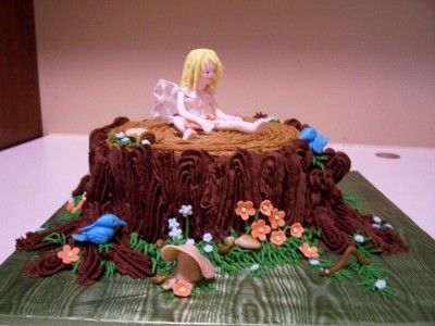 I think they used a star tip for the bark texture here...might be tough to "carve' initials into...idk @Elaine Hooton Garden Fairy Birthday Cake, Nature Cake Design, Fairy Cake Ideas, Fairy Garden Cake, Mushroom Cake, Fairy Birthday Cake, Fairy Food, Cake Homemade, Birthday Baking