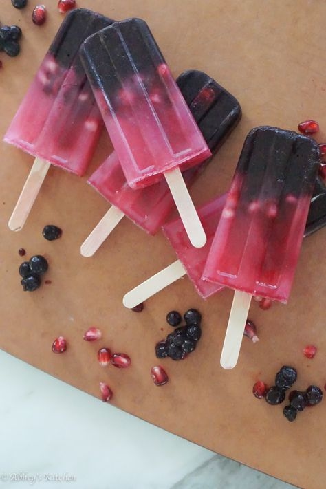 Wild Blueberry, Pomegranate and Lemon Popsicle & Antioxidant 101 Cactus Recipe, Blueberry Popsicles, Low Calorie Recipe, Cream Desserts Recipes, Best Ice Cream Maker, Blueberry Pomegranate, Diy Healthy Snacks, Healthy Snack Alternatives, Healthy Ice Cream Recipes