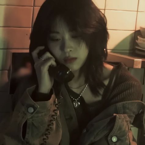 Itzy Ryujin, A Woman, Cell Phone