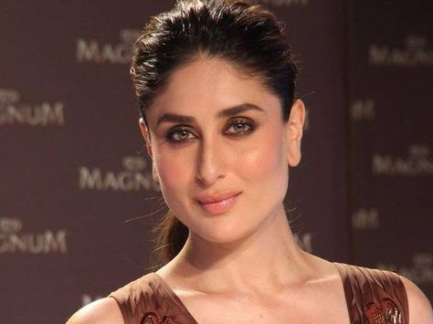 kareenafairskin Kareena Kapoor Pics, Karisma Kapoor, Kareena Kapoor Khan, Bridal Makeup Looks, Nude Makeup, Kareena Kapoor, Celebrity Makeup, Bollywood Celebrities, India Beauty