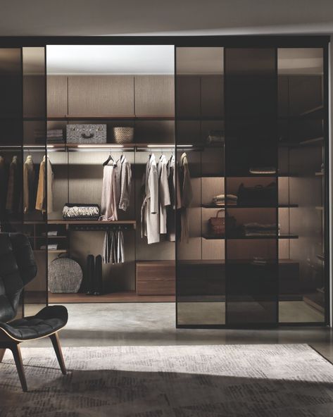 Flexy cocò walk-in closet and mirror panel. Cortex elm accessories. Bronzed transparent glass sliding closing system and brushed black frame. Contemporary Walk In Closet, Walk In Robe Designs, Glass Wardrobe Design, Glass Wardrobe, Contemporary Closet, Glass Closet, Dressing Design, Black Closet, Walking Closet