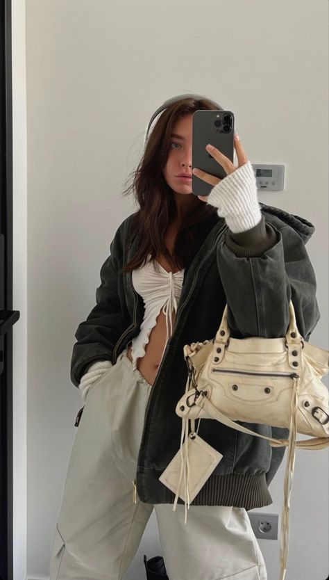 Balenciaga City Bag Outfit Street Styles, City Bag Outfit, Balenciaga City Bag Outfit, Balenciaga Bag Outfit, Balenciaga Purse, Model City, Balenciaga Handbags, Balenciaga Women, Bag Outfit