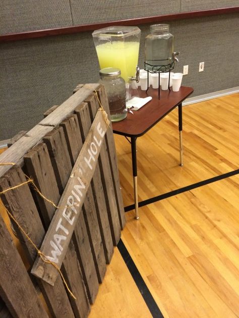 Use pallets as fencing and signs for Western Themed Blue and Gold Banquet - My Insanity #cowboyparty #westernparty Watering Hole Sign, Ffa Banquet, Blue And Gold Banquet, Western Decor Diy, Wild West Party, Western Theme Party, Toy Story Cakes, Western Party, Banquet Decorations