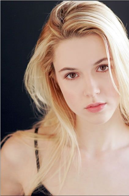 Violet Mae Smith (Alona Tal) TNEFA Alona Tal, Jewish Women, Fair Skin, Girl Crushes, Tv Drama, Beauty Face, Devon, Celebrities Female, Beautiful People