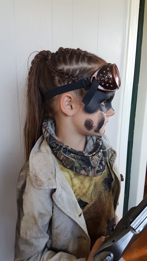 Post apocalyptic girl costume halloween Mad Max Post Apocalyptic Hair, Post Apocalyptic Hairstyles, Mad Max Make Up Ideas, Nomad Outfit, Mad Max Family Costume, Madmax Costume, Mad Max Aesthetic, Mad Max Cosplay Woman, Post-apocalyptic Cosplay Costume For Cosplay Events