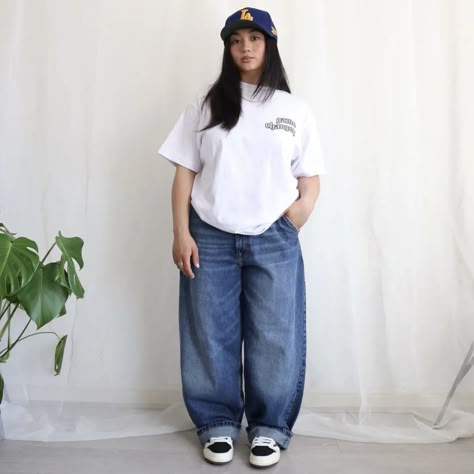 Streetwear Fashion Women Midsize, Baggy Jeans Outfit Midsize, Mid Size Baggy Jeans Outfit, 90s Mid-rise Streetwear Jeans, Baggy Jean Outfits Girl, Baggy Jeans Curvy Girl, Hip Hop 90, Midsize Outfits, Earthy Outfits