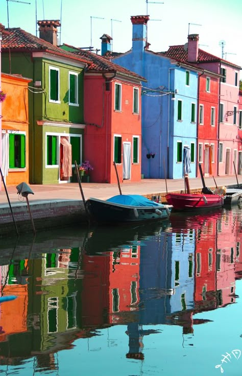 Italy Sunset, Burano Italy, Sunset Color, Colorful Houses, Building Painting, Colorful Places, Watercolor Architecture, Urban Sketch, Scenery Pictures