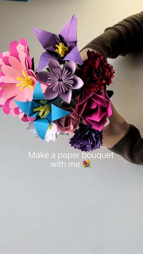 Explore a collection of easy-to-use templates to craft your own stunning paper floral arrangements.#Papercraft, #Paperflowers, #DIY Paper Flower Bouquet Diy, Hadiah Diy, Flower Bouquet Diy, Instruções Origami, Easy Paper Crafts Diy, Pinterest Diy Crafts, Paper Bouquet, Handmade Paper Crafts, Handmade Flowers Paper