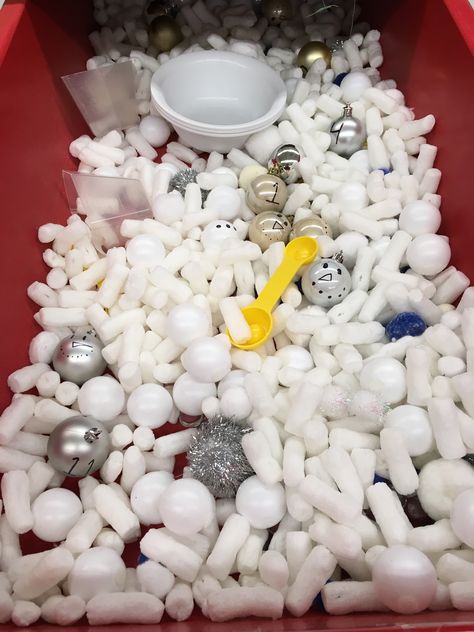 Snowman sensory play with white packing peanuts, bowls, measuring cups& spoons, ping pong balls & ornaments with numbers & snowman faces on them. The kids had fun scooping, measuring, exploring & playing! Packing Peanuts Sensory Bin, Math Night, Snow Theme, Tuff Tray, Sensory Table, Snowman Faces, Family Picnic, Special Education Resources, Pre K Activities