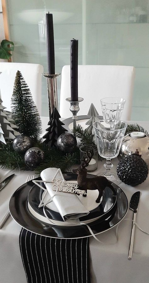 Christmas Table Settings Black, Black And White Christmas Table Decor, Black Christmas Table Setting, Black And White Tablescapes, Black Christmas Decorations, Xmas Table Decorations, Christmas Decorations Centerpiece, Pretty Christmas Decorations, Black And White Christmas