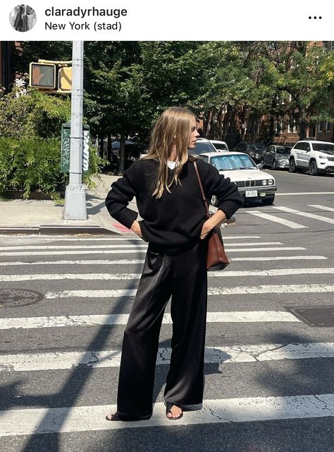 Simple New Years Outfit, Black Flowy Pants Outfit, Satin Pants Outfit Casual, Black Satin Pants Outfit, Sweden Street Style, Silk Pants Outfit, Satin Pants Outfit, Flowy Pants Outfit, Jp Morgan Chase