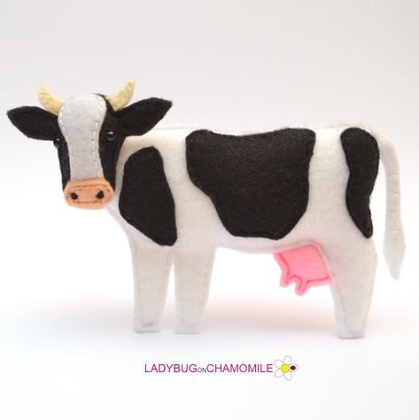 LADYBUGonCHAMOMILE - Etsy Thailand Felt Farm Animals Pattern, Felt Cow, Girl Puppets, Felt Figures, Felt Monster, Highland Cow Art, Felt Ornaments Patterns, Cow Ornaments, Baby Mobiles