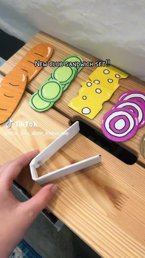 craft diy videos Creative Things With Paper, How To Make Food Out Of Paper, Ideas To Craft, How To Make Paper Stuff Easy, Very Easy Paper Crafts, Cool Things To Do With Cardboard, Crafts To Do In School, Cardboard Crafts Tiktok, How To Make Paper Food