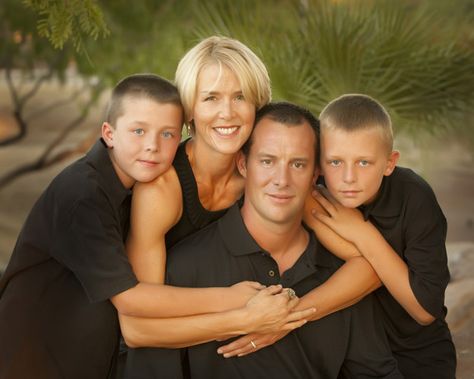 Family pose with 4 people Michele Celentano Photographic Artist | Phoenix, AZ Family Session Poses, Studio Family Portraits, Inspiration Photoshoot, Poses Family, Family Photoshoot Poses, Photo Star, Family Portrait Poses, Outdoor Family Photos, Family Picture Poses