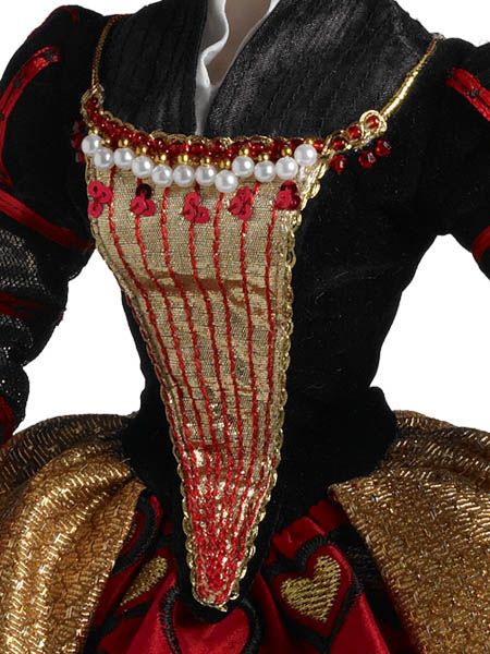 Red Queen Halloween, Queen Of Hearts Fashion, Red Queen Outfit, Red Queen Cosplay, Queen Of Hearts Aesthetic, Red Queen Costume, Queen Of Hearts Halloween Costume, Queen Of Hearts Halloween, Steampunk Alice In Wonderland