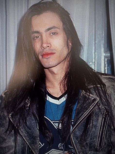 Nuno Bettencourt 90s, Rock Background, Nuno Bettencourt, Alternative Outfits, Long Hair Styles Men, Sweet Sixteen, Most Beautiful Man, Cool Bands, Mens Hairstyles