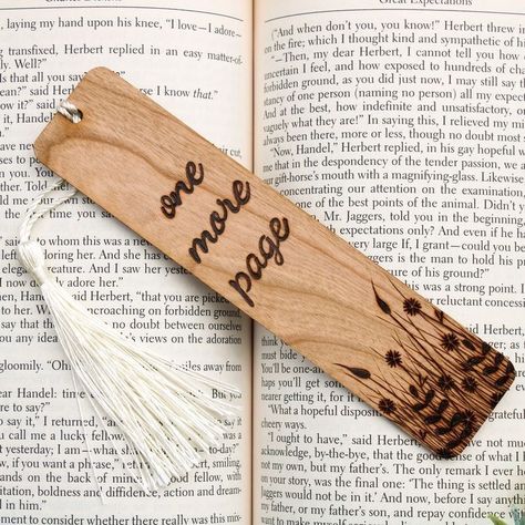 Wood Burnt Bookmarks, Wood Burned Bookmarks, Wood Burned Gifts, Pyrography Designs, Engraving Projects, Wood Burn Designs, Wooden Christmas Crafts, Creative Bookmarks, Woodburning Projects