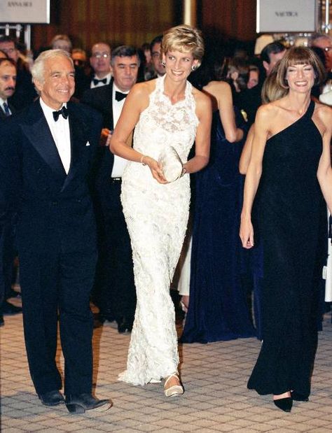 What Princess Diana and Anna Wintour Wore in the '90s | Who What Wear Anna Harvey, Anna Wintour Style, Isabella Blow, Princess Diana Pictures, Diana Princess Of Wales, Designer Ralph Lauren, Anna Dello Russo, Elisabeth Ii, Diana Princess