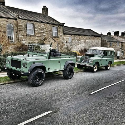 Left or right? @retro_defenders_dave @retro_defenders Follow us ---> @dailyoverland @landrover... Land Rover Pick Up, Defender Td5, Land Rover 88, Land Rover Series 3, Beach Cars, Jeep Lover, Overland Vehicles, Land Rover Series, Defender 90