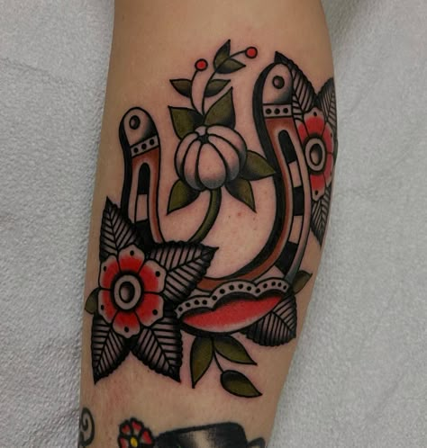 Horseshoe Traditional Tattoo, Traditional Horse Tattoo, Traditional Horseshoe Tattoo, Grandpa Tattoo, Shoe Tattoo, Horseshoe Tattoo, Horse Shoe Tattoo, Traditional Flowers, Drawing Sculpture