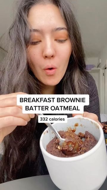 Leanne- Weight Loss Coach on Instagram: "BREAKFAST BROWNIE BATTER OATS 🍫 2 minutes in the microwave and you’re left with these fudgy brownie oats 🥰 🥣 Ingredients (332 calories: 15,7g protein; 35,4g carbs; 16,3g fats; 7.2g fiber ) 1/2 cup oatmeal 1 tbsp cocoa powder 1 egg 1 tbsp peanut butter 1/4 cup almond milk 1/4 tsp baking powder 1-2 tbsp granulated sweetener of choice ( I used erythritol) (Optional): 1 tbsp chocolate chips Method: combine all ingredients in a microwave safe mug Brownie Oats Microwave, Protein Baked Oats Microwave, Oats In A Mug, Baked Oats In A Mug, Brownie Baked Oats Microwave, Microwave Protein Oatmeal, Oats Recipes Microwave, Oatmeal Mug Cake Microwave, Microwave Oatmeal Recipes