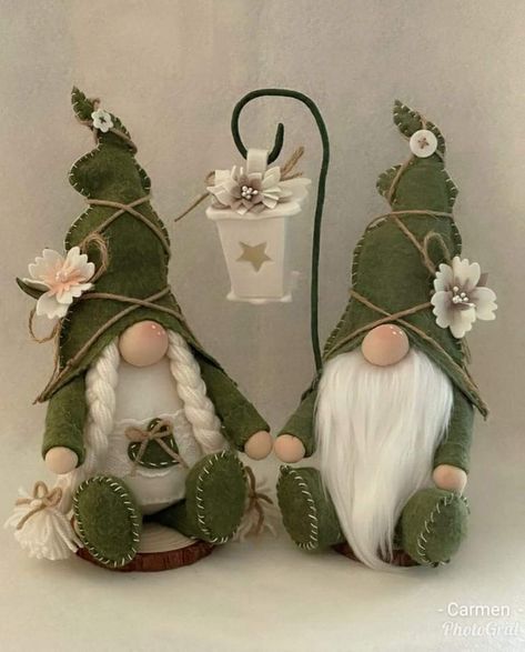 Nightmare Before Christmas Gnome, Gnome Projects, Winter Happiness, Wine Glass Wall, Glass Art Ideas, Gnome Crafts, Spring Gnomes, Care Basket, Virtual Care