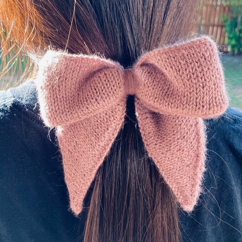 Another #augustinsno22! You might recognize this yarn since it’s scrap yarn from my #honeyclutch. I made this bow slightly larger than my last one, but it’s still not the full size bow, so making the large bow is still part of my to do list! Pattern by: @augustins.dk Bow Knitting Pattern, Knitted Bows Free Pattern, Knitted Bow, Knit Bow, My To Do List, Knitted Accessories, Knit Accessories, Knit Cardigan Pattern, Scrap Yarn