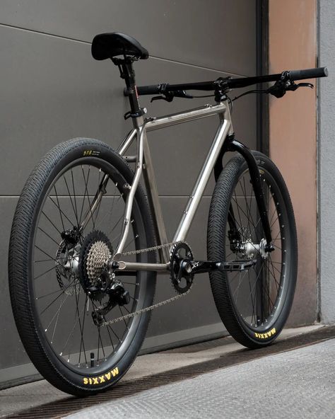 Commuter Bike Style, Cycling Aesthetic, Simple Bike, Vintage Mountain Bike, Best Road Bike, Urban Bicycle, Bike Details, Bike Camping, Fixed Bike