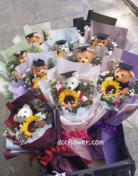 Graduation Bouquet For Boys, Graduation Flower Bouquet, Kindergarten Graduation Gift, Elementary Graduation, Graduation Bouquet, Graduation Flowers, Graduation Bear, Kindergarten Graduation, Grad Party