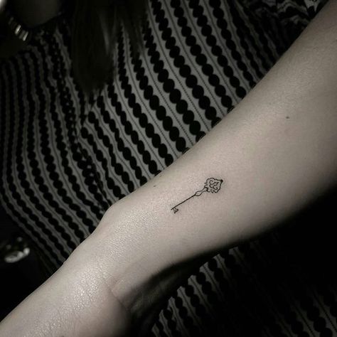 50 of the Most Popular Tattoo Designs For Chic Women Fine Line Skeleton Key Tattoo, Black Key Tattoo, Small Key Tattoos For Women, Key Tattoos For Women, Antique Key Tattoos, Small Key Tattoos, Tattoos For Women Unique, Henna Crown, Skeleton Key Tattoo