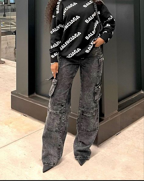 Cargo Pants Outfit Winter, Oversized Street Style, Streetwear Lookbook, Outfit Informal, Jeans Heels Outfit, Streetwear Cargo Pants, Winter Pants Outfit, Jeans With Heels, Cargo Pants Outfit