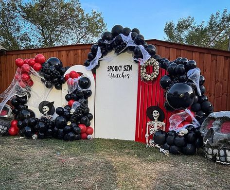 Goth Balloon Garland, Creepy Halloween Balloon Arch, Black And Red Halloween Balloon Garland, Black Balloon Halloween Decorations, Spooky Backdrop, Globos Halloween, Black Balloons Halloween, Scary Birthday, Scary Carnival