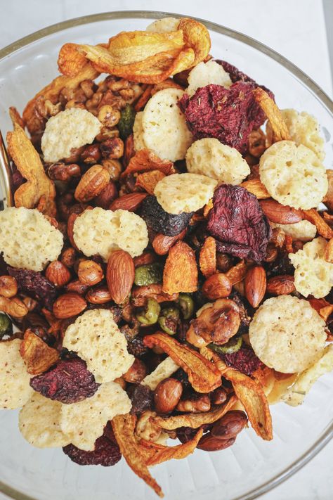 Olive Snack, Mediterranean Cooking, Salad Inspiration, Trail Mix Recipes, Vegetable Chips, Dehydrated Vegetables, Parmesan Crisps, Spiced Chickpeas, Olive Relish