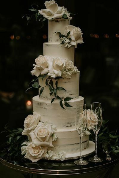 Twilight Inspired Wedding Cake, Outdoor Theme Wedding Cake, Earthy Wedding Cake Ideas, Wedding Cake Green Theme, Emerald Green Theme Wedding Cake, Wedding Cakes Forest Theme, Classic Wedding Theme Ideas, Wedding Cake With Emerald Green, Twilight Wedding Cake