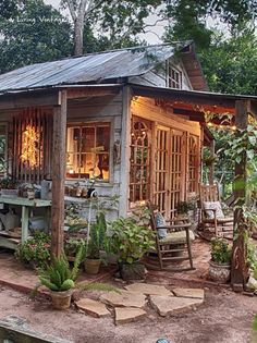 Amazing!! And i want one! Rustic Shed, Reclaimed Building Materials, Shed Decor, Casa Country, Living Vintage, Potting Sheds, She Sheds, Diy Shed, Shed Design