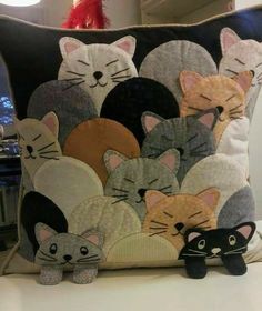 Dekoratívne Vence, Cat Quilt Patterns, Sewing Cushions, Applique Pillows, Bantal Sofa, Cat Quilt, Quilt Baby, Sewing Pillows, Crochet Pillow