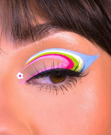 Eye makeup/ eye shadow looks/ spring/ floral/ colourful /blue Pride Eyeliner, Fun Graphic Liner, Unique Eyeliner Looks, Flower Makeup Looks, Colorful Graphic Liner, Graphic Liner Makeup, Makeup Carnaval, Liner Ideas, I Heart Makeup