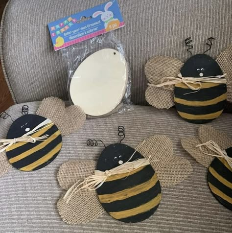 Bumble Bee Wood Signs, Diy Bumble Bee Crafts Ideas, Bee Home Decor Diy, Bee Themed Decorations Diy, Bumble Bee Kitchen Decor Ideas, How To Make A Bumble Bee Crafts, Bee Hive Door Decoration, Bee Hive Diy Craft, Dollar Tree Bee Hive Diy