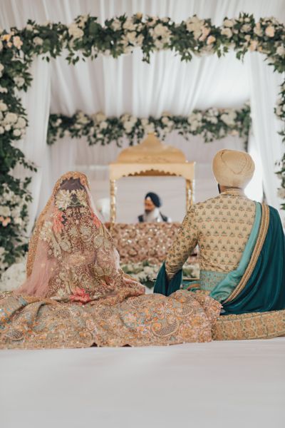 A Sikh Wedding In The Hills With The Couple In A Royal Ensemble Sikh Wedding Decor, Sikh Wedding Photography, Punjabi Wedding Couple, Wedding Photography Bridal Party, Wedding Photography Checklist, Wedding Photography Bride, Indian Wedding Planning, Punjabi Wedding, Sikh Wedding