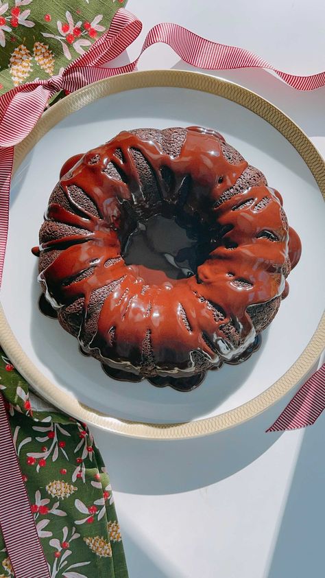 goodlifebygracef_ on Instagram: Peppermint mocha chocolate bundt cake 🤤 This is the perfect holiday dessert and so easy to make! Here’s how: 1. I cheat and use boxed… Chocolate Bundt, Mocha Chocolate, Chocolate Bundt Cake, Holiday Dessert, Peppermint Mocha, Holiday Desserts, Bundt Cake, Good Eats, Mocha